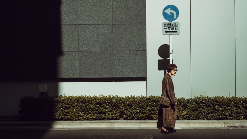 Una mujer andando en las calles de Tokio
