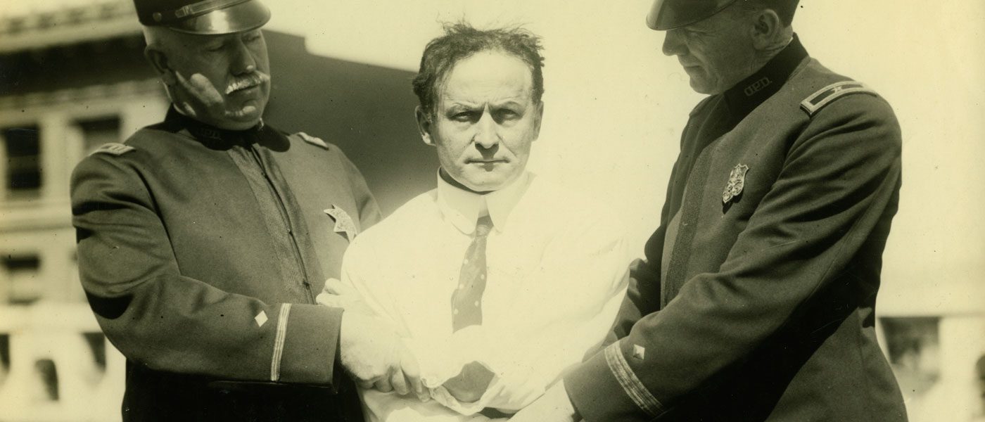 Houdini sujeto por dos oficiales de policia 1923 Musee McCord 1400x600
