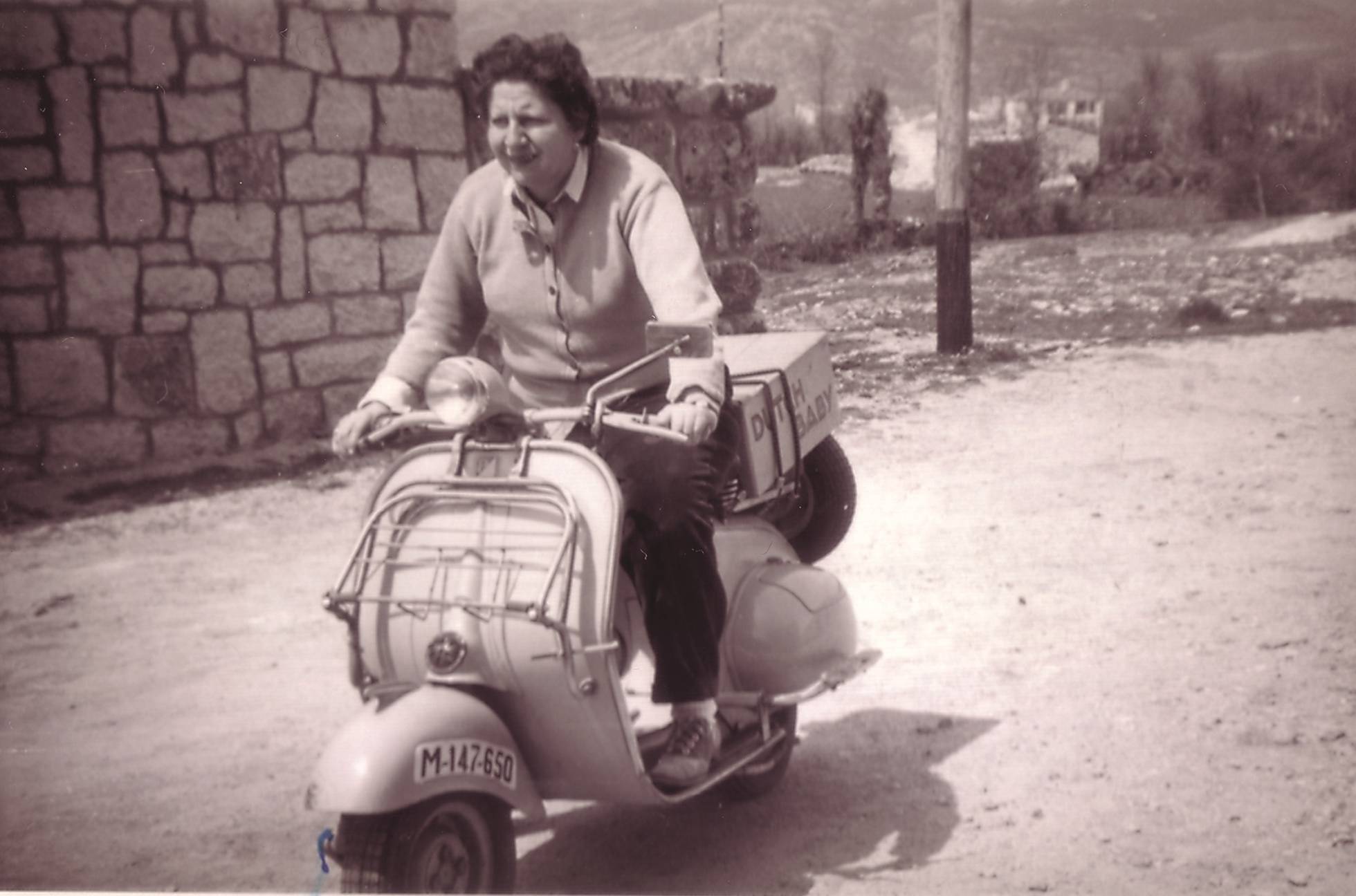 Gloria Fuertes en su Vespa