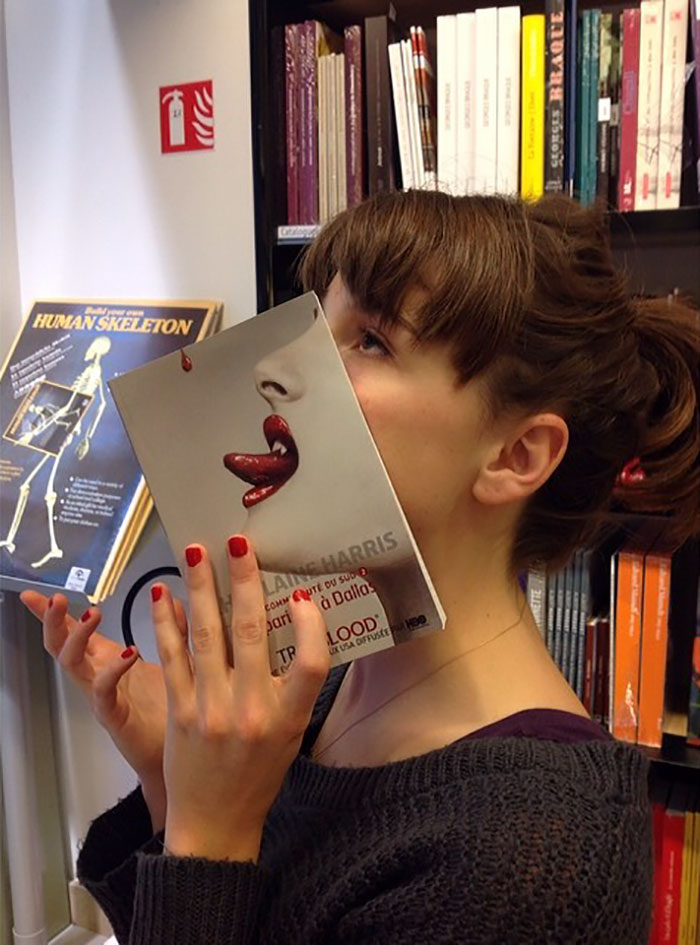 libreria montaje con libros humor 12