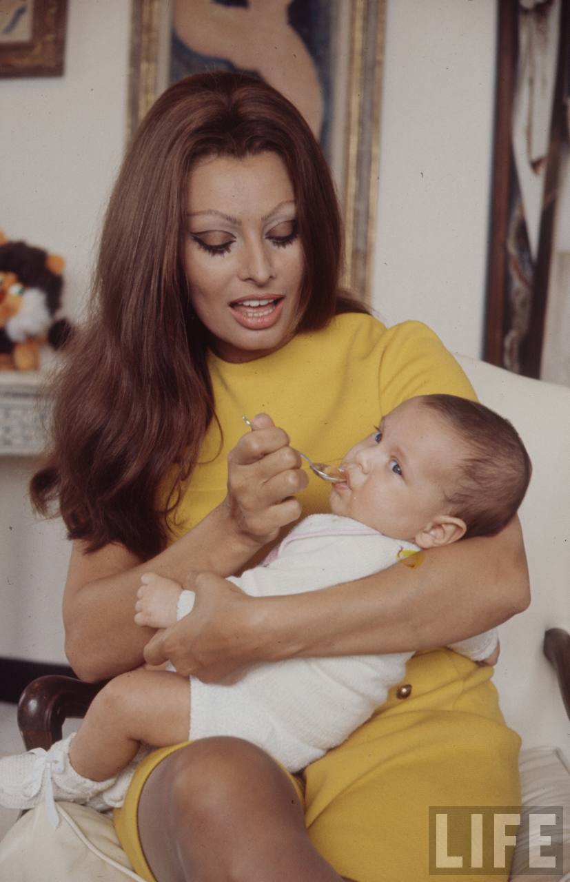 Reportaje fotográfico de Sophia Loren y su bebé.