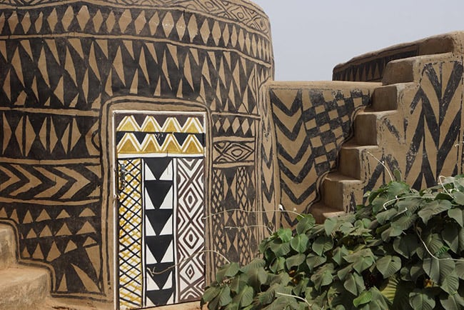 Tiebele pueblo africano pintado 