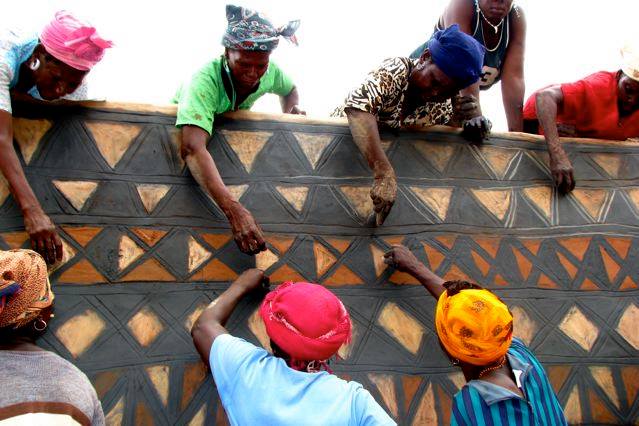 Tiebele pueblo africano pintado 15