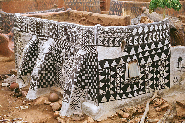 Tiebele pueblo africano pintado 16