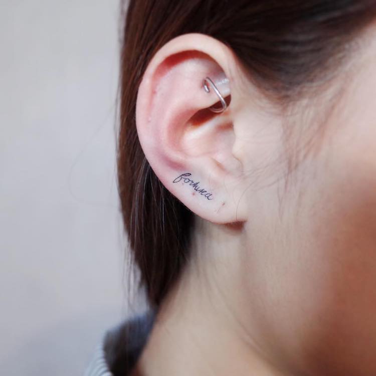 helix tatuajes en las orejas 12