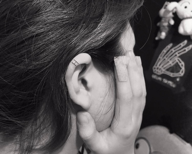 helix tatuajes en las orejas 13