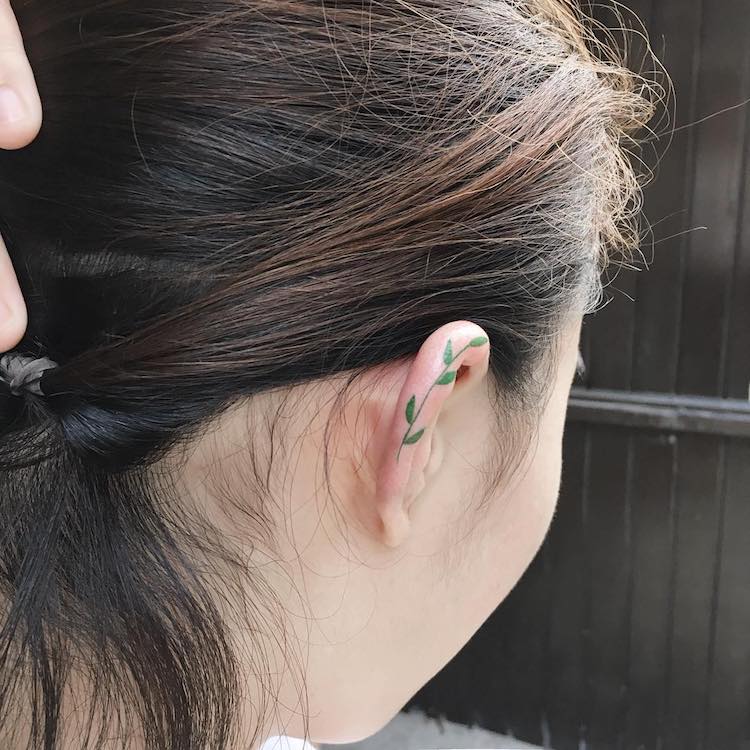 helix tatuajes en las orejas 14