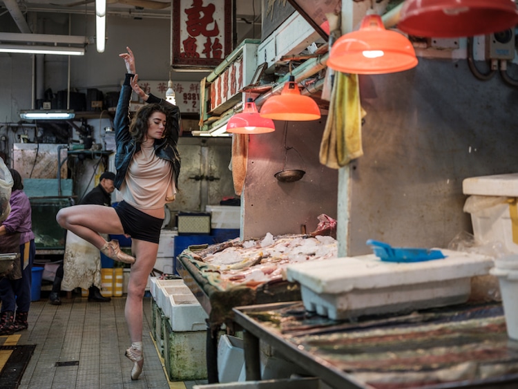 Bailarina bailando en las calles de Hong Kong