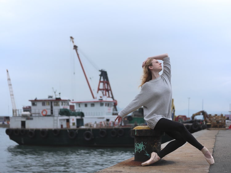 Bailarina bailando en las calles de Hong Kong