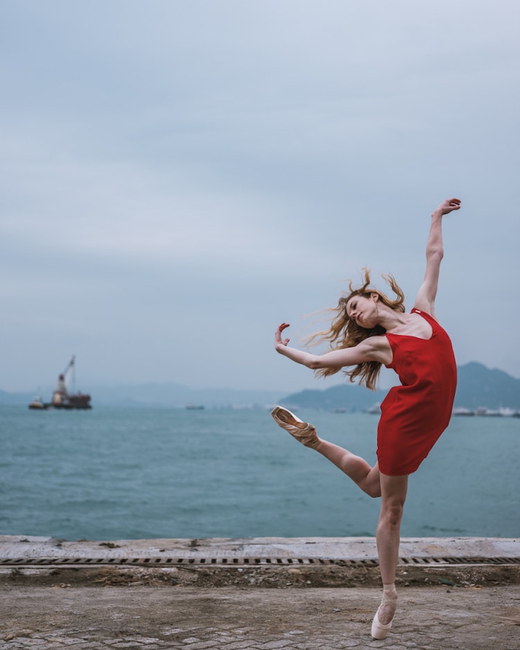 Bailarina bailando en las calles de Hong Kong