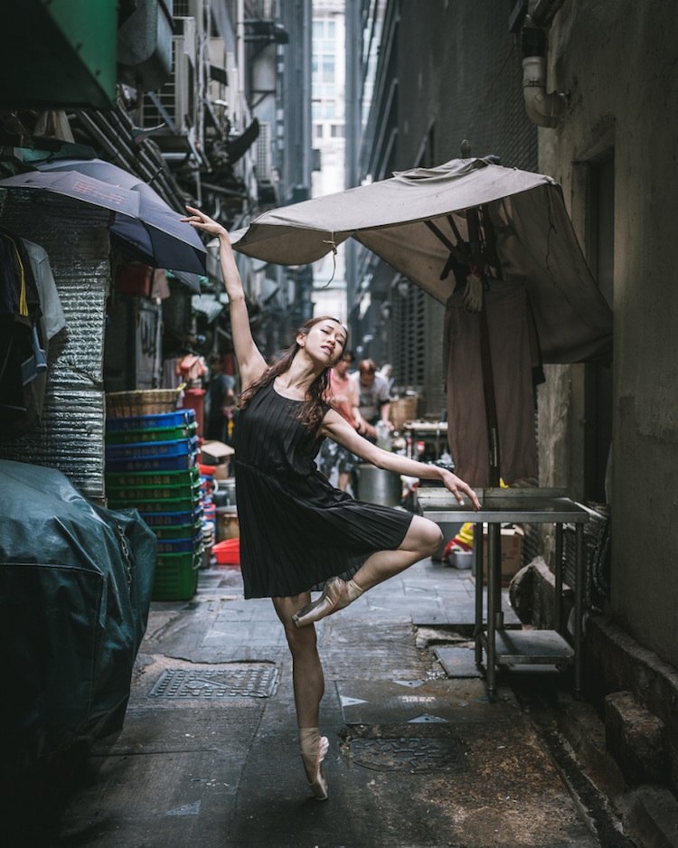 Bailarina bailando en las calles de Hong Kong