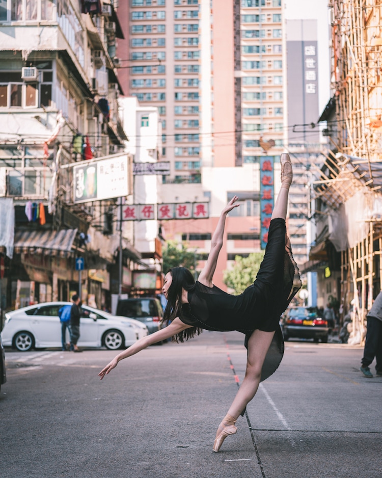 Bailarina bailando en las calles de Hong Kong