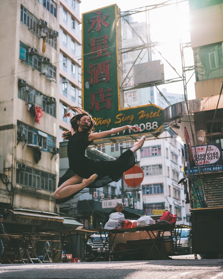 Bailarina bailando en las calles de Hong Kong