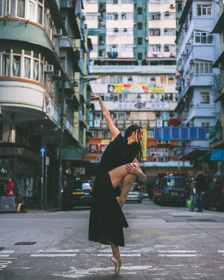 Bailarina bailando en las calles de Hong Kong