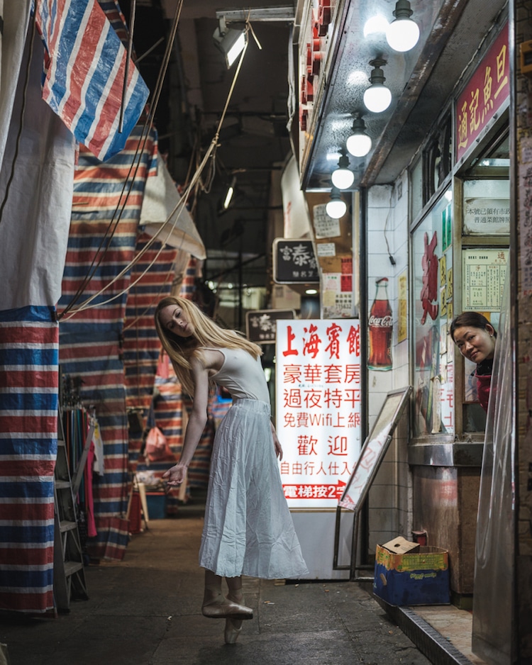 Bailarina bailando en las calles de Hong Kong