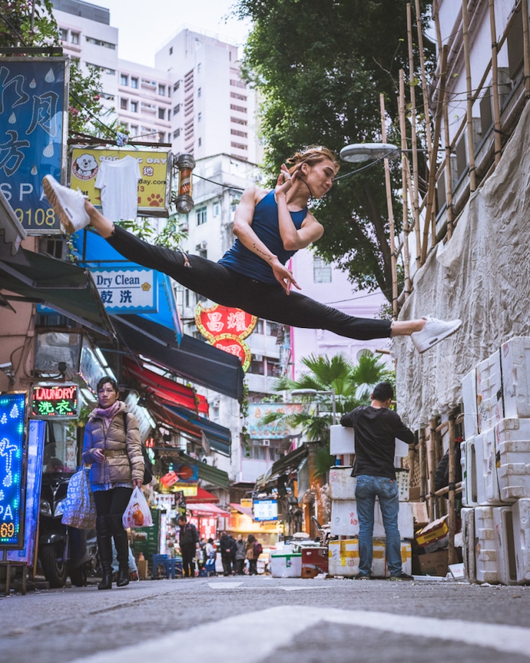 Bailarina bailando en las calles de Hong Kong