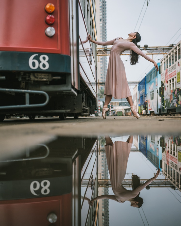 Bailarina bailando en las calles de Hong Kong