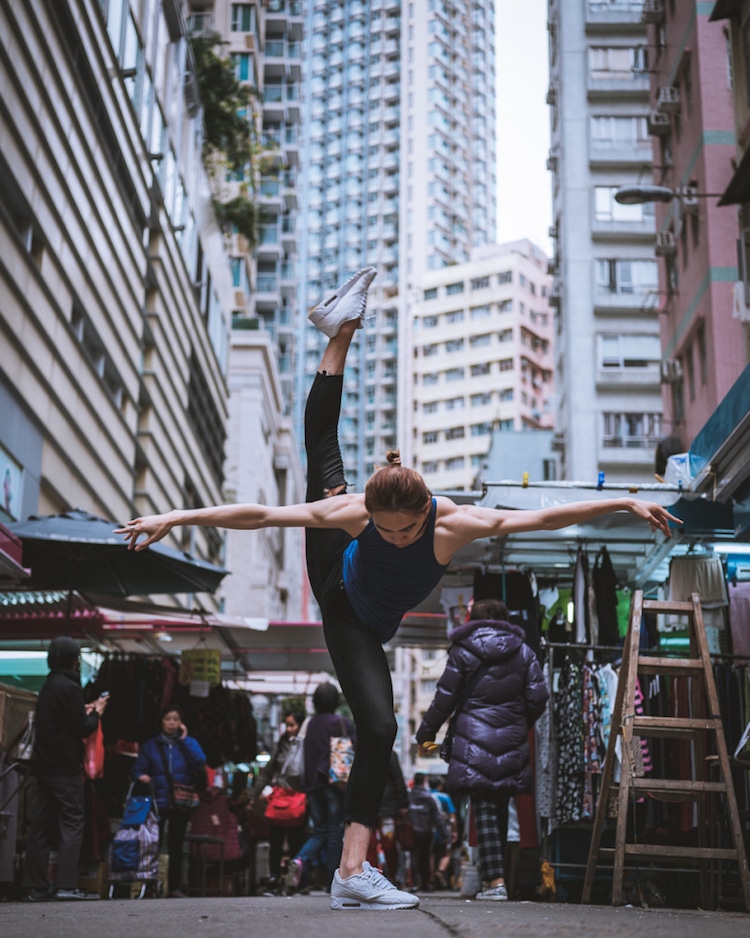 Bailarina bailando en las calles de Hong Kong