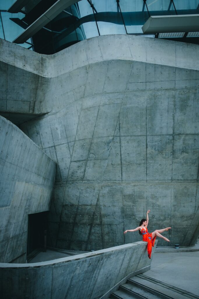 Bailarina bailando en las calles de Hong Kong
