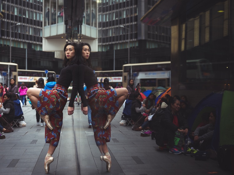 Bailarina bailando en las calles de Hong Kong