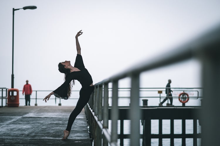 Bailarina bailando en las calles de Hong Kong
