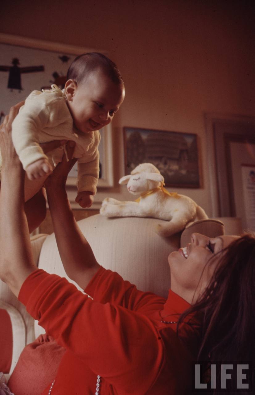 Reportaje fotográfico de Sophia Loren y su bebé.