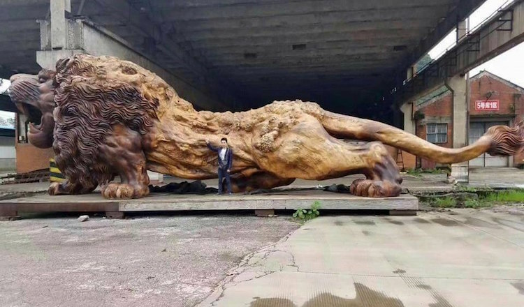 leon gigante tallado madera