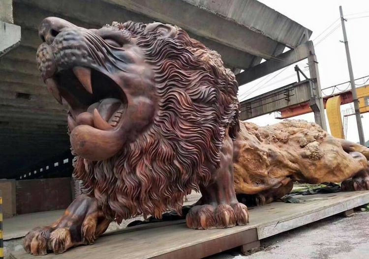 leon gigante tallado madera 4