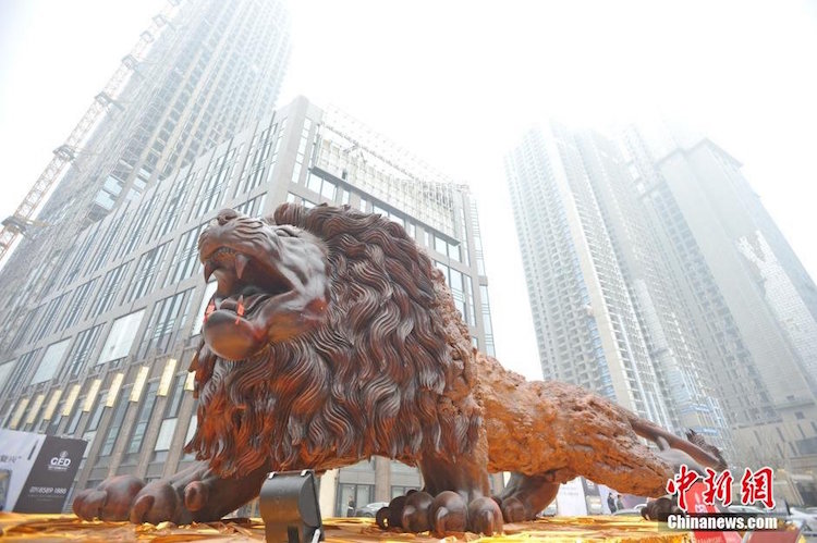 leon gigante tallado madera 8