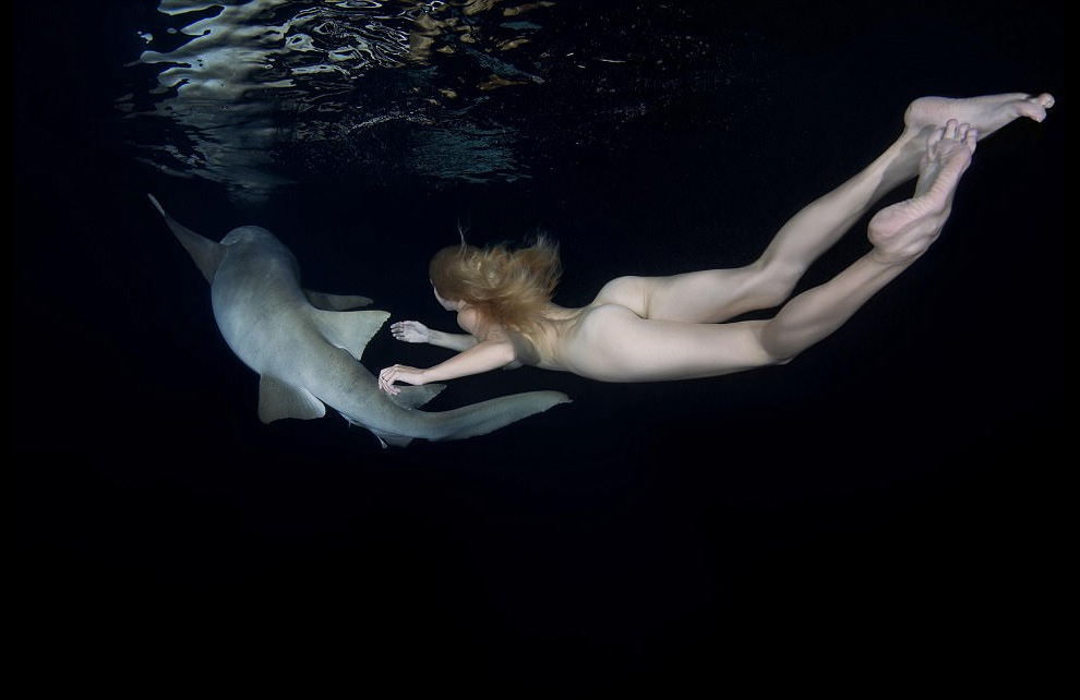 Irina Britanova desnuda tiburones 3