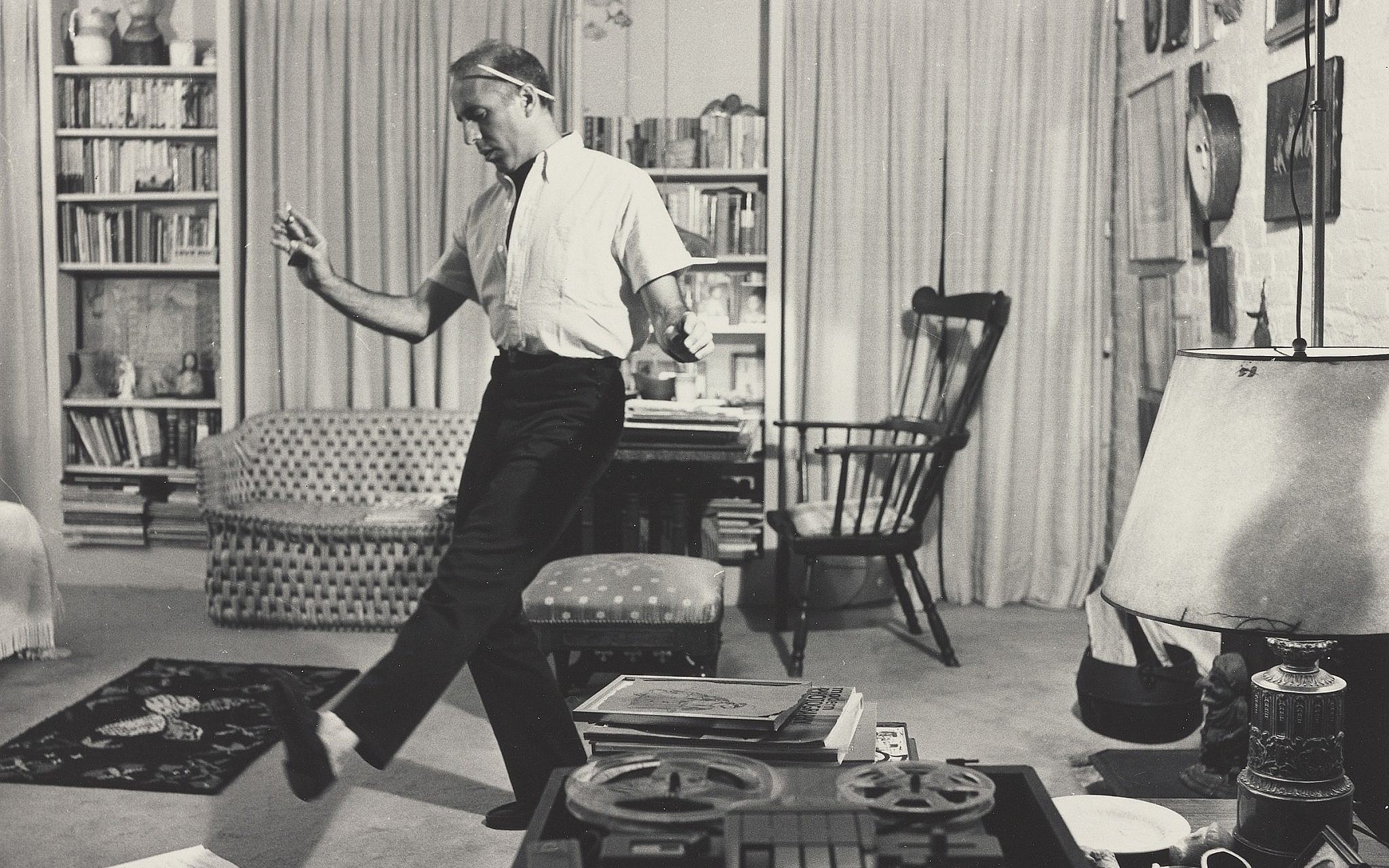 foto de Jerome Robbins bailando en su sala de estar en 1959