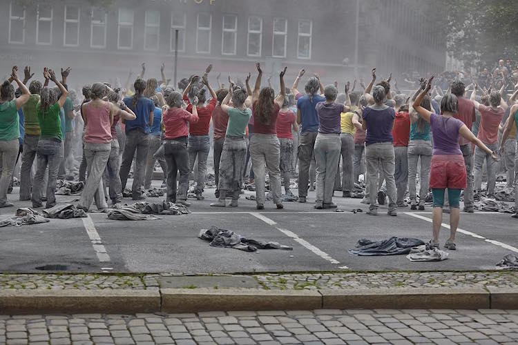 1000 GESTALTEN g20 protest art 14