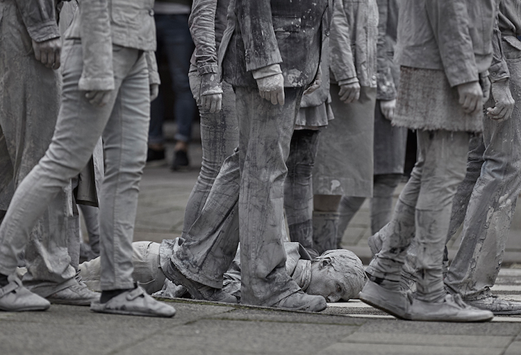 1000 GESTALTEN g20 protest art 3