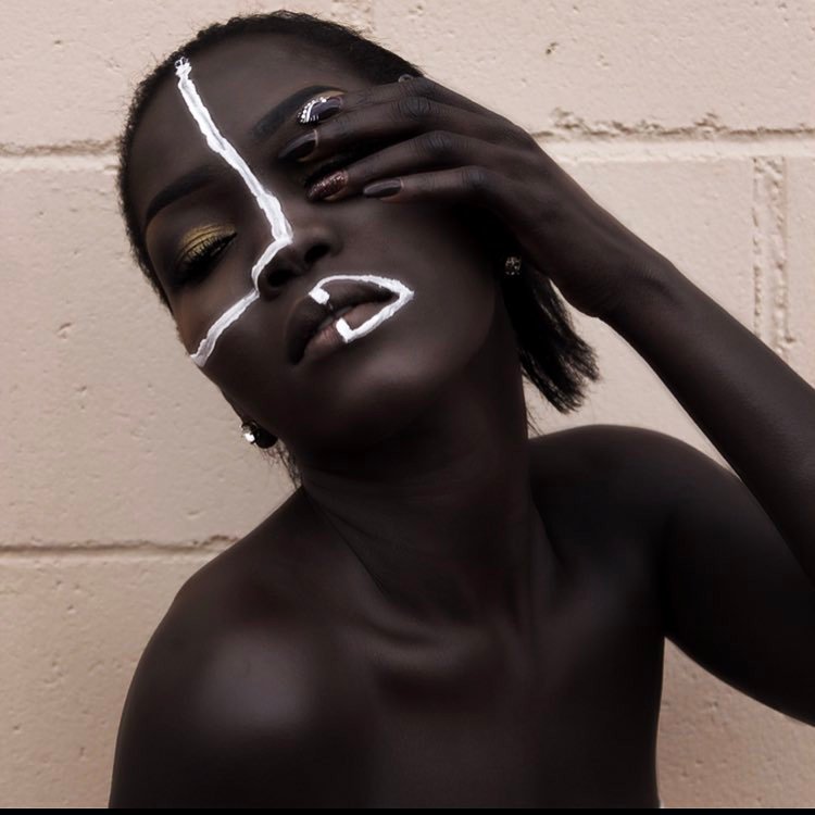 Nyakim Gatwech, modelo sudanesa, "Queen of Dark"