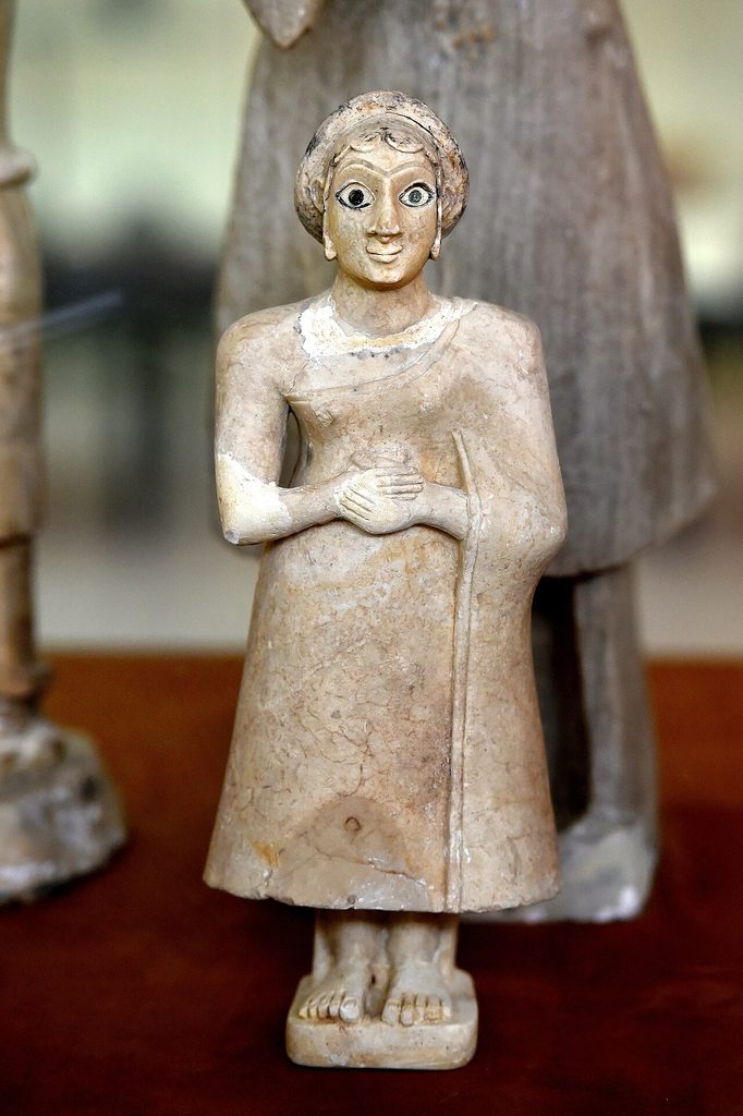 Estatua de una mujer sumeria orante procedente del templo de Sin en Khafajah (la antigua Tutub), Irak. Período Dinástico Temprano, c. 2800-2400 a. C. Excavada por el Instituto Oriental de la Universidad de Chicago en la década de 1930