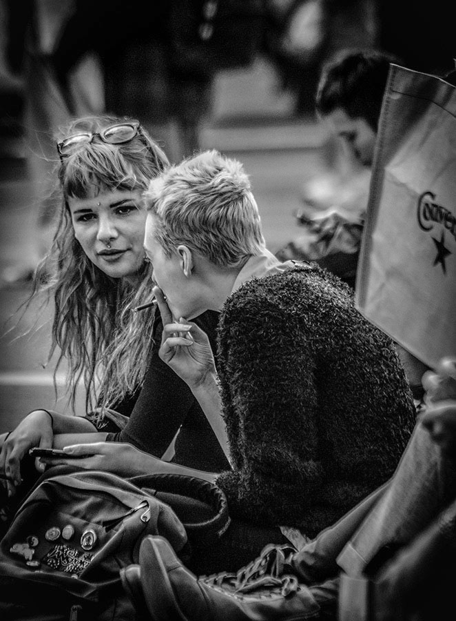conversando en la calle