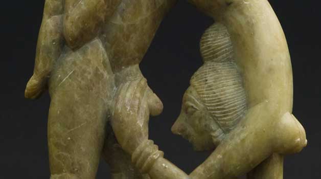 Tallas en piedra del siglo XVIII que representan posturas del Kama Sutra, el antiguo y mundialmente conocido texto hindú sobre el comportamiento sexual