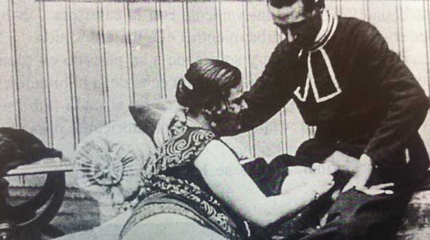 Fotograma de un cortometrajes de los inicios del cine pornográfico español rodados en torno a 1926 en el Barrio Chino de Barcelona. Parece que fueron encargadas a Ricardo y Ramón Baños, pioneros del cine catalán, para el rey de España, Alfonso XIII.