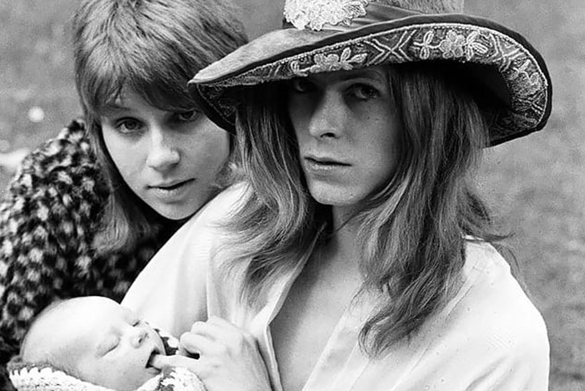 David Bowie y su esposa Angie paseando con Zowie, su hijo recién nacido, en 1971