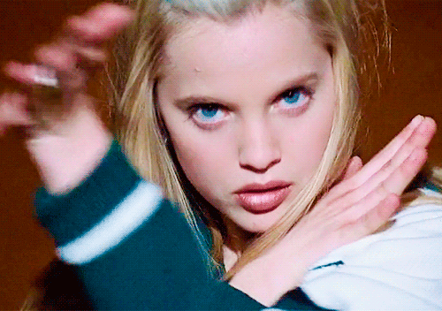 American Beauty, Mena Suvari como Angela Hayes