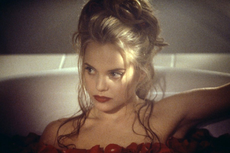 American Beauty, Mena Suvari como Angela Hayes