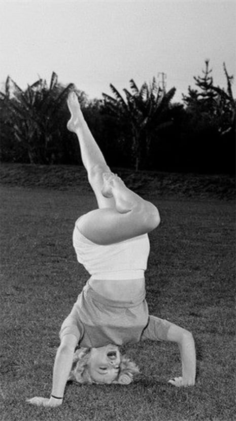 Marilyn Monroe doing Yoga CulturaInquieta12