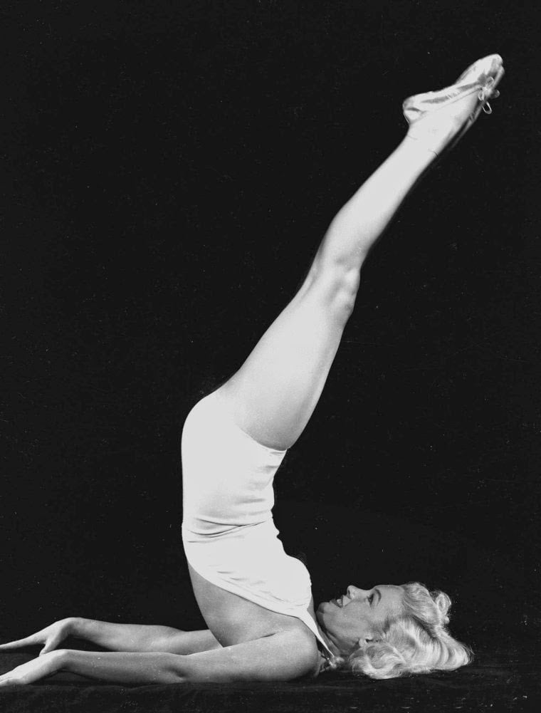Marilyn Monroe doing Yoga CulturaInquieta6