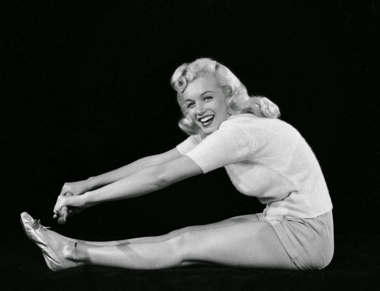 Marilyn Monroe doing Yoga CulturaInquieta7