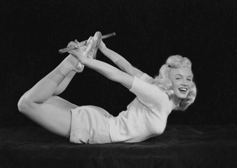 Marilyn Monroe doing Yoga CulturaInquieta9