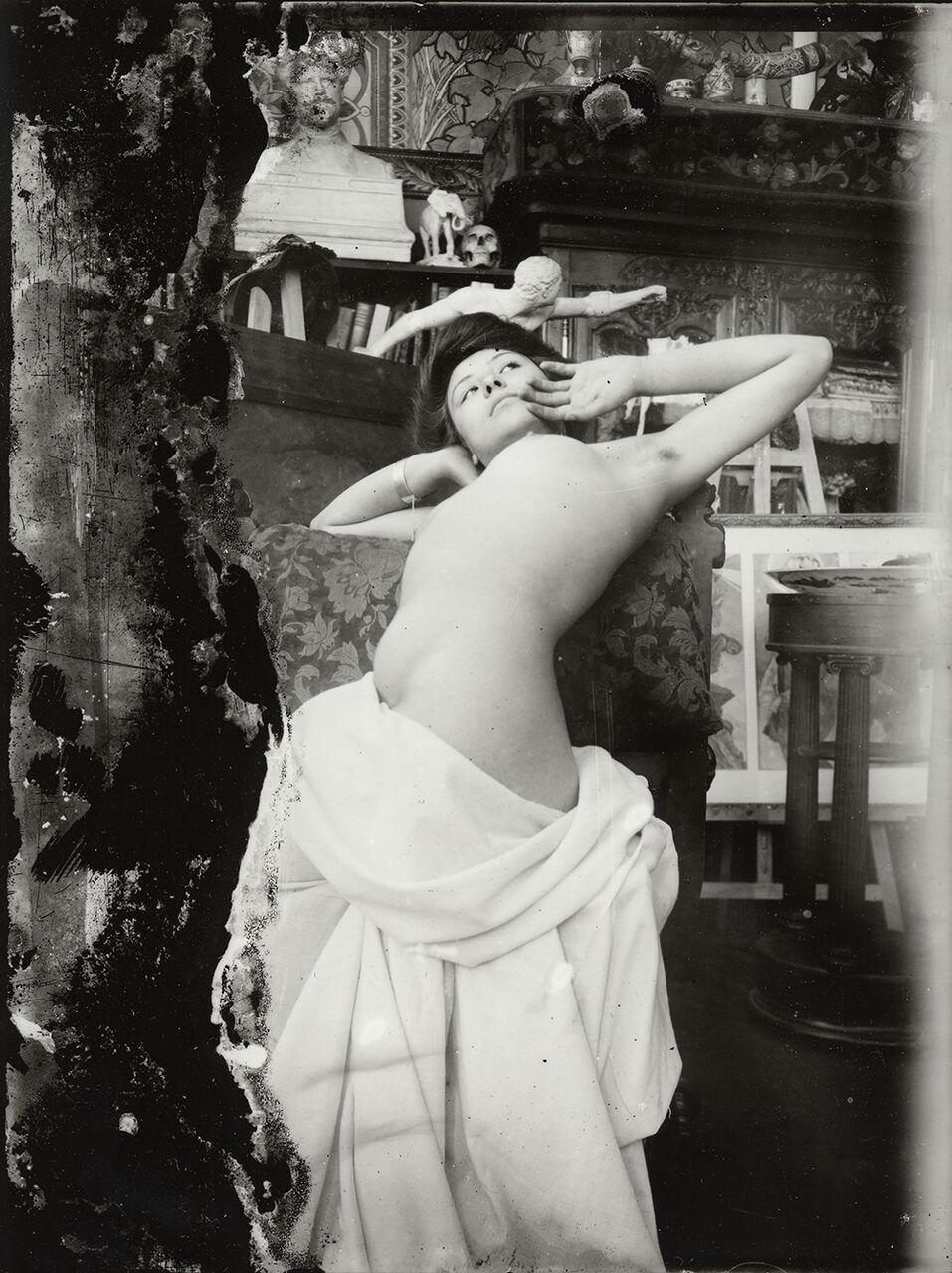 Fotografía de una modelo en el taller de Alfons Mucha