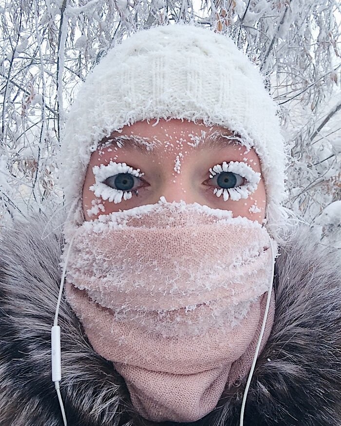 Una persona con hielo en loas cejas y pestañas debido al frío de Oymyakon