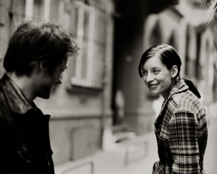 Una pareja sonriendo por la calle.