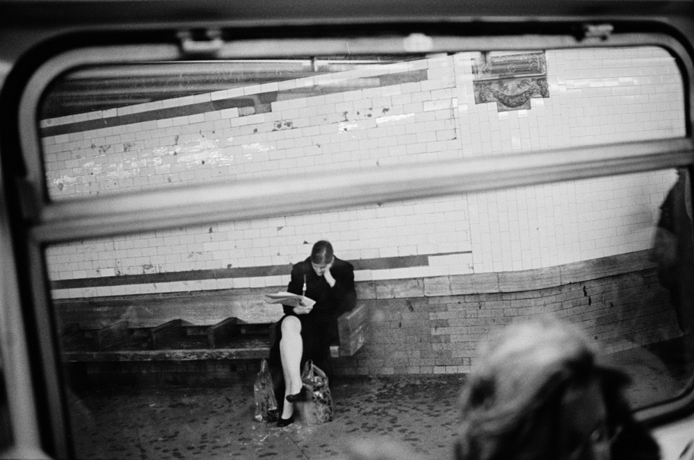 Mujer leyendo la prensa en el metro de NYC. Fine Art Photography Gritty