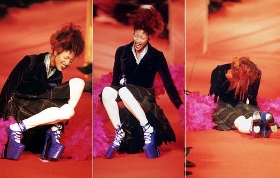 Naomi Campbell en el suelo durante un desfile por culpas de unos zapatos de plataforma.